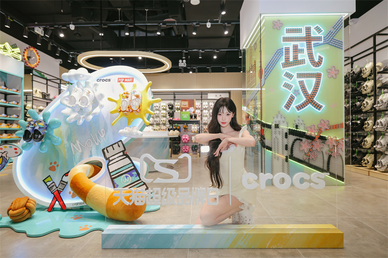 Crocs品牌大使易梦玲亮相活动现场 上脚Baby Molly炫光小鲸鱼洞洞鞋1