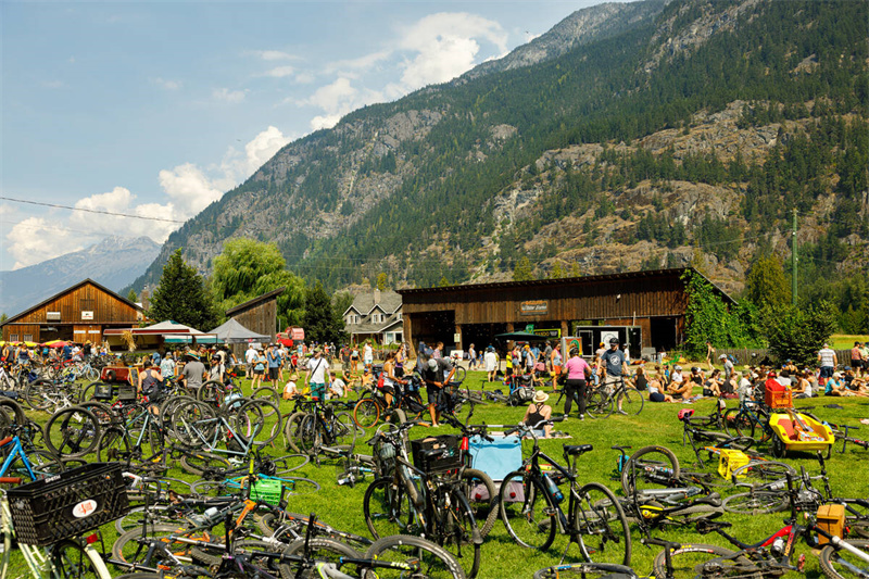 彭伯顿骑行活动后的欢聚 ©Tourism Pemberton，Craig Barker