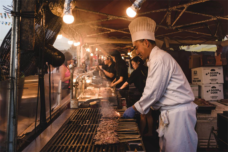 里士满夜市地道的亚洲风味 ©Destination BC，Kezia Nathe