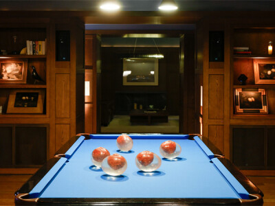 艺术家沈远作品《O》（前景），艺术家赵赵作品《坏蛋》（背景）