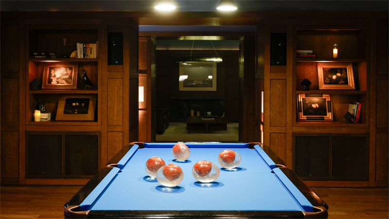 艺术家沈远作品《O》（前景），艺术家赵赵作品《坏蛋》（背景）