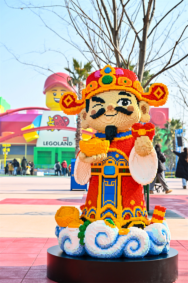 由超10万块乐高积木拼搭而成、高175厘米的大财神