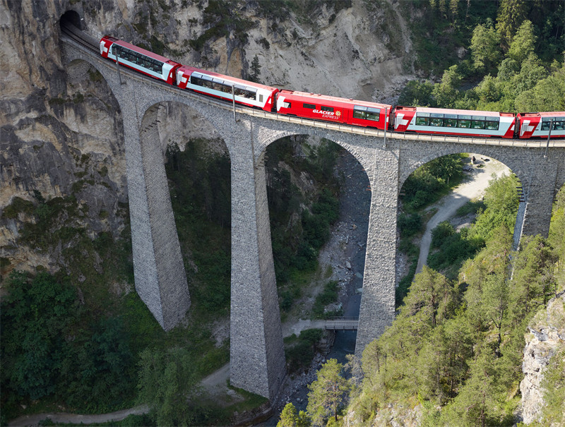 Glacier Express auf dem Landwasserviadukt