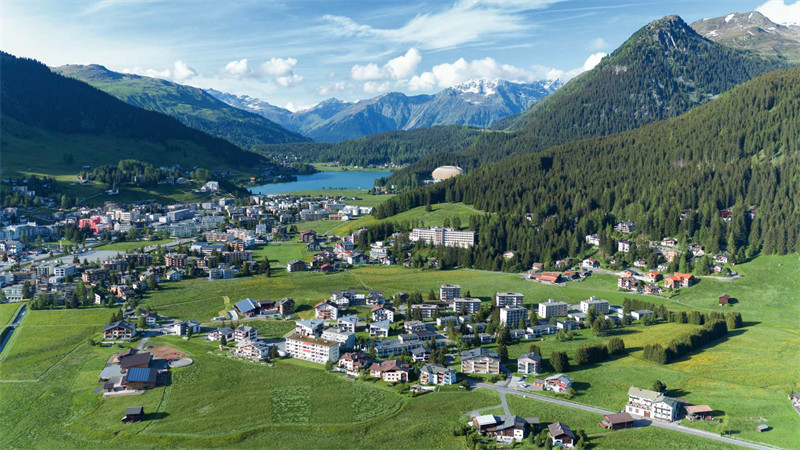 galerie_davos-von-oben_see_interconti_stadt_berge©marcelgiger