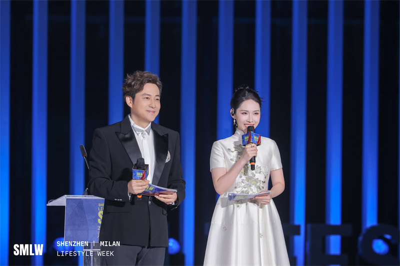 Emcee of the opening ceremony, Yuchi Linjia (left)开幕式主持尉迟琳嘉（左）