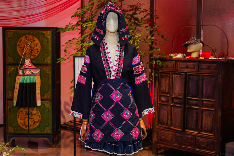Guizhou Miao ethnic costume贵州苗绣服饰展