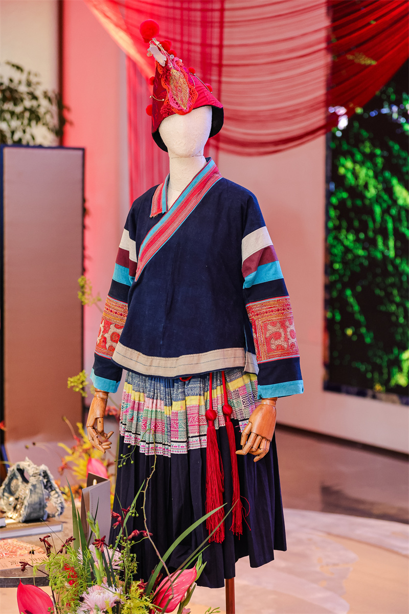 Guizhou Miao ethnic costume贵州苗绣服饰展(2)