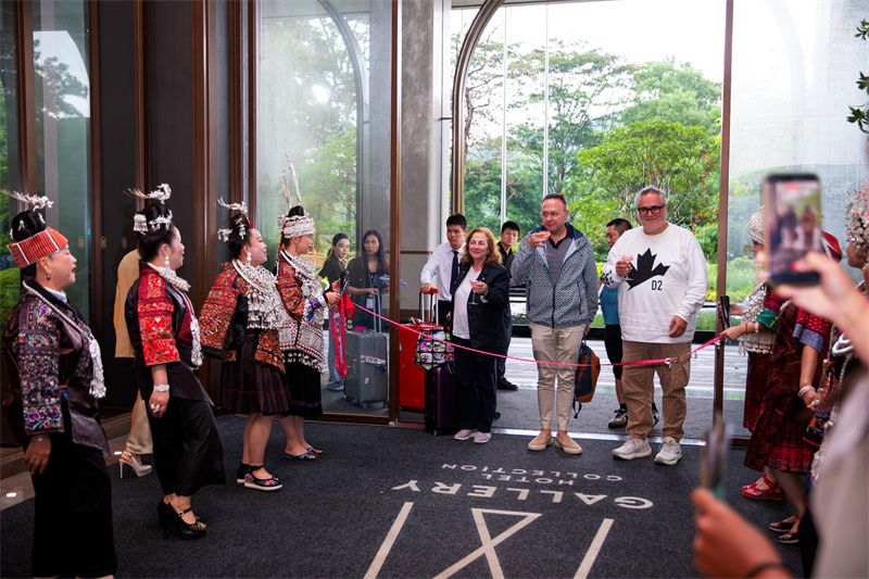 Maria Rosa Azzolina(玛丽亚,罗莎,阿佐利纳)，President of the ltaly-ChinaFoundation(意大利-中国基金会主席)(Left)