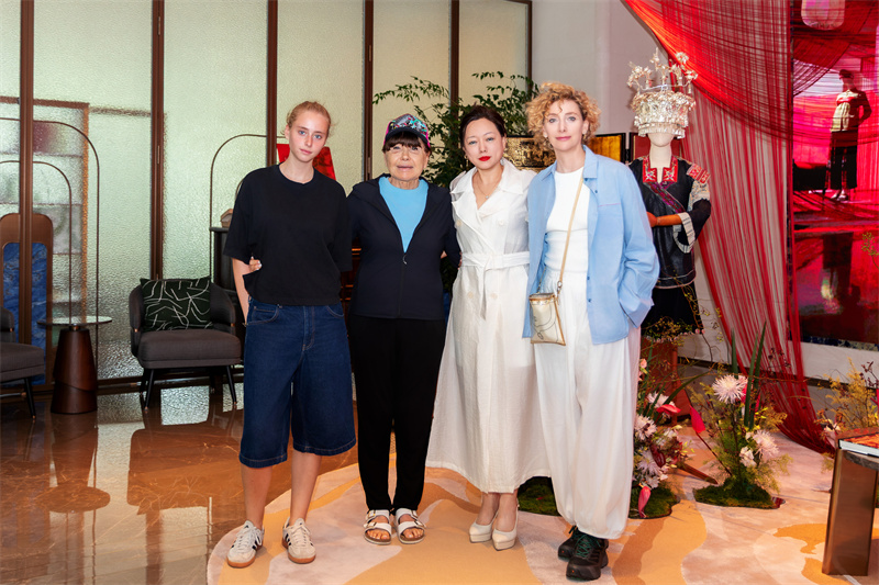 拉法埃拉·戈迪(Raffaella Godi)（左二），公关公司新闻办公室Press Office董事长; 玛尔