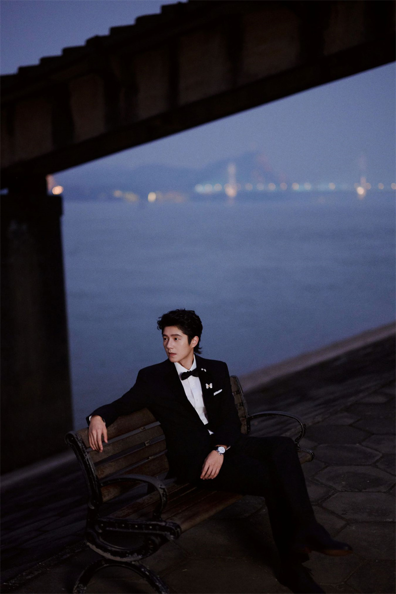 1.演员刘昊然佩戴沛纳海Luminor庐米诺系列40毫米两地时自动上链腕表PAM01367