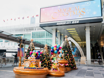 海港城“迪士尼好友巡游派对”主题装置洋溢节日气氛，设计灵感源自香港迪士尼历来最大型巡游，米奇与好友换上缤纷巡游服饰，展现欢乐魅力。