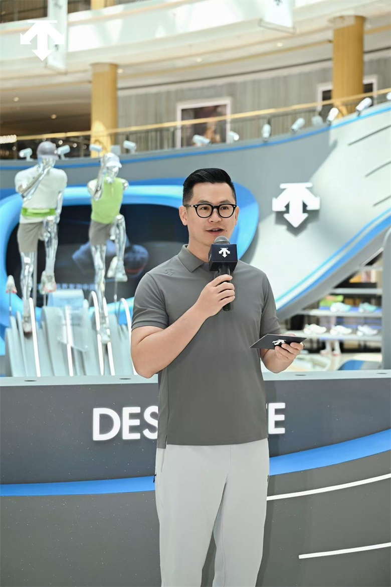 图3：迪桑特（中国）有限公司总裁乐俊先生发表致辞