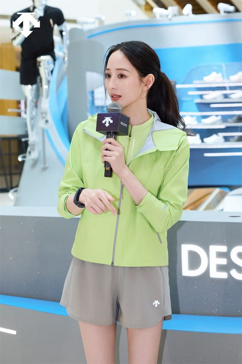 图4：迪桑特品牌挚友张钧甯女士与迪桑特品牌铁三大使巴斯先生出席开幕仪式